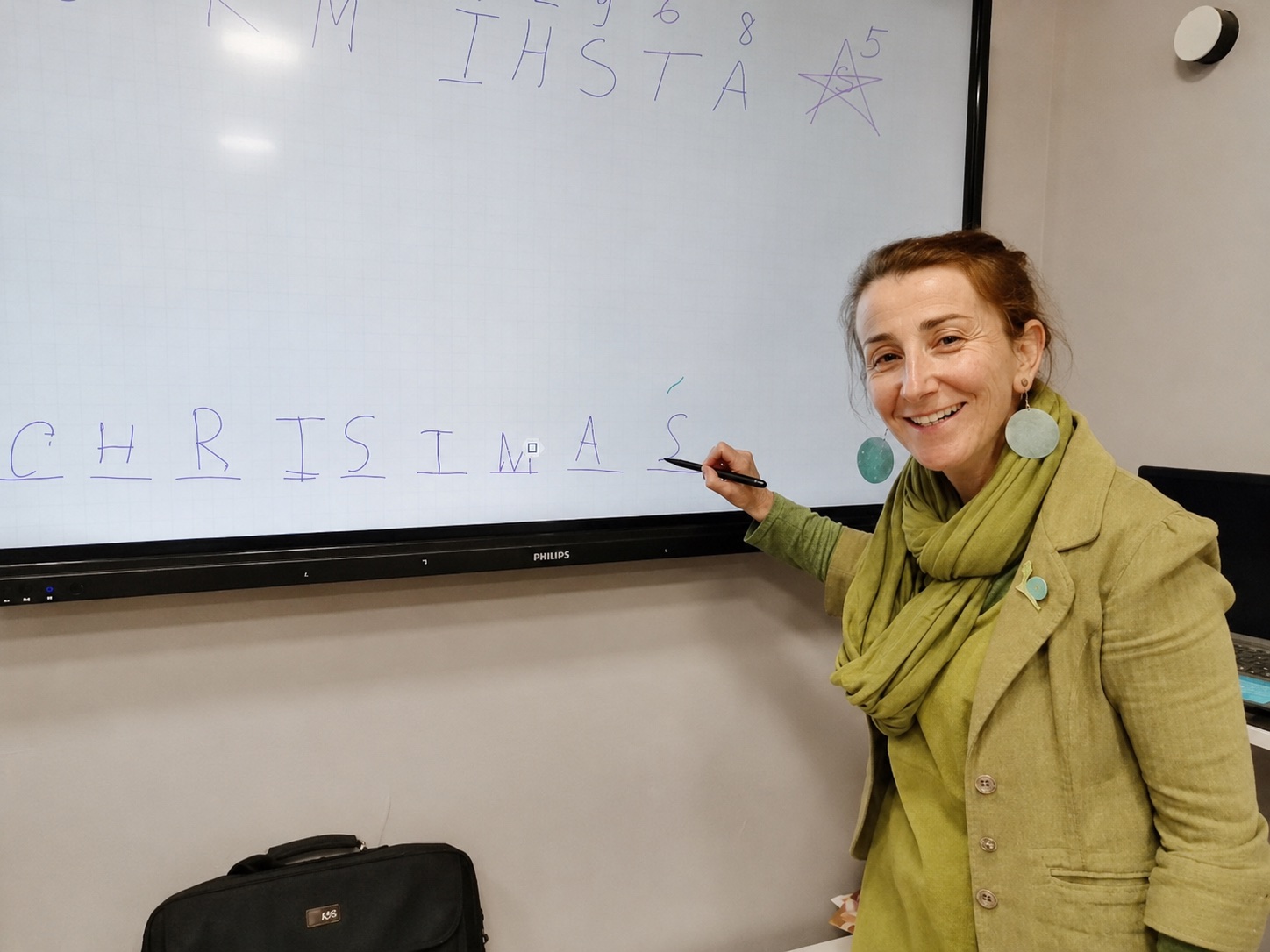Преподавател в класната стая на ЛИНГВИЯ
